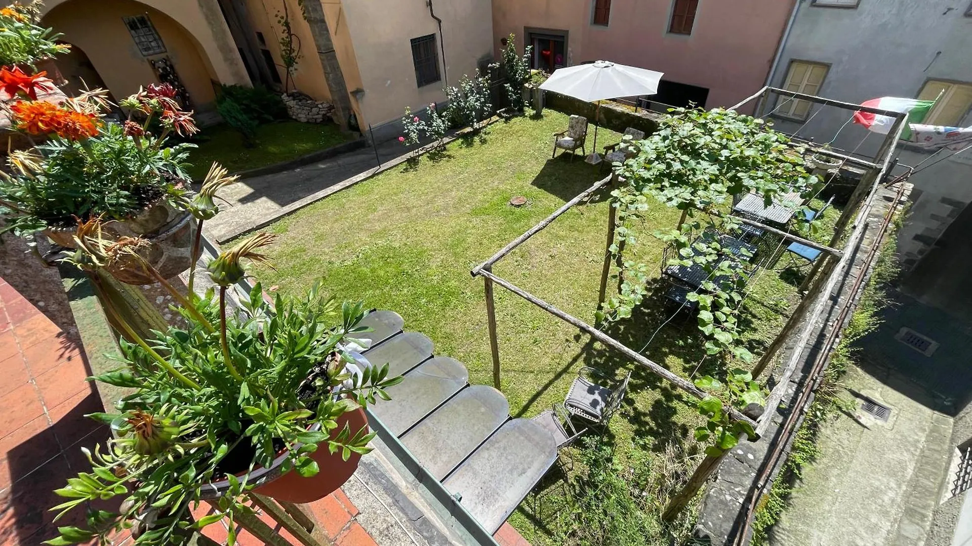 Palazzo Due Sorelle - Giardino Barga Italy