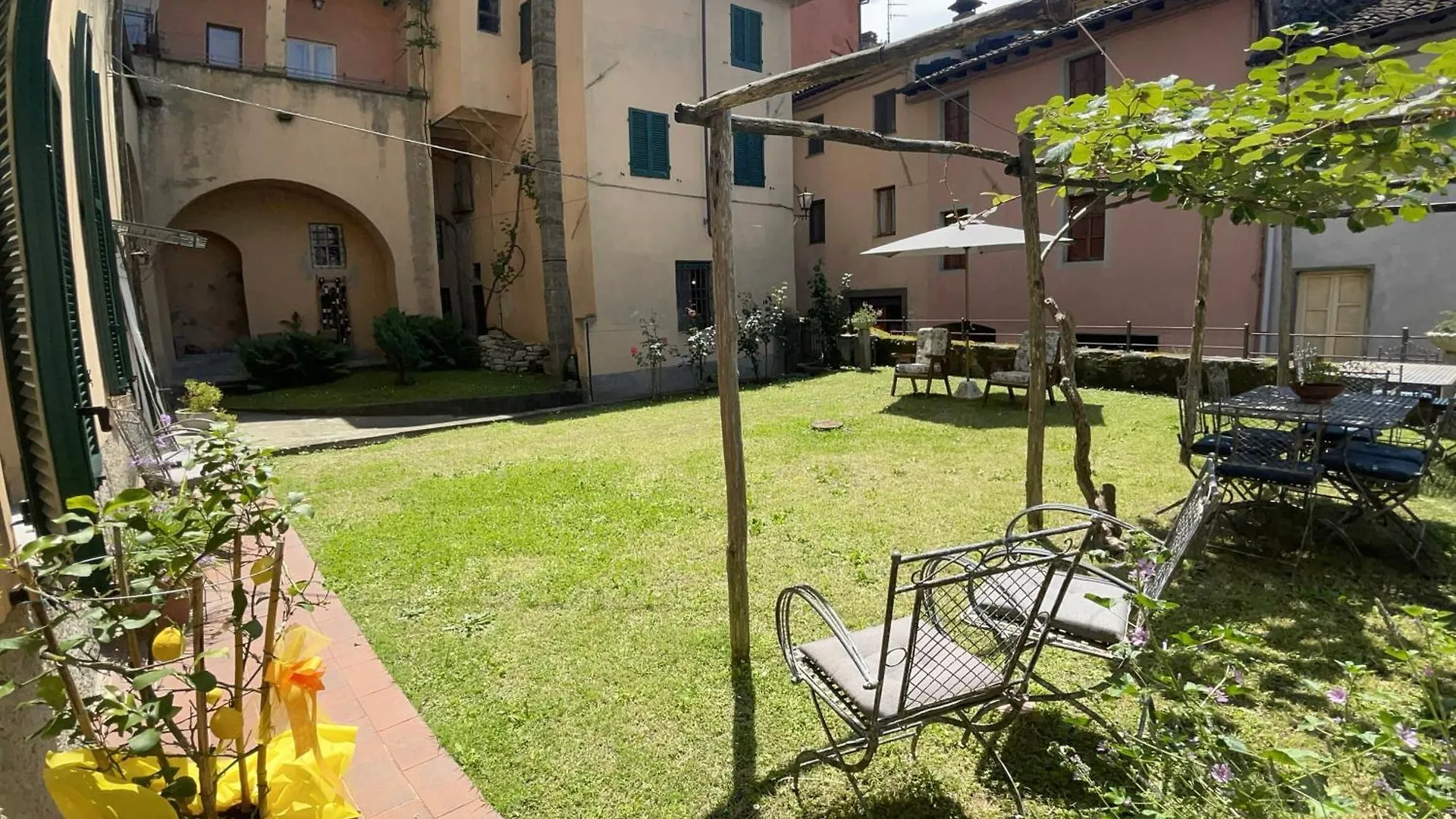 Palazzo Due Sorelle - Giardino Barga Apartment