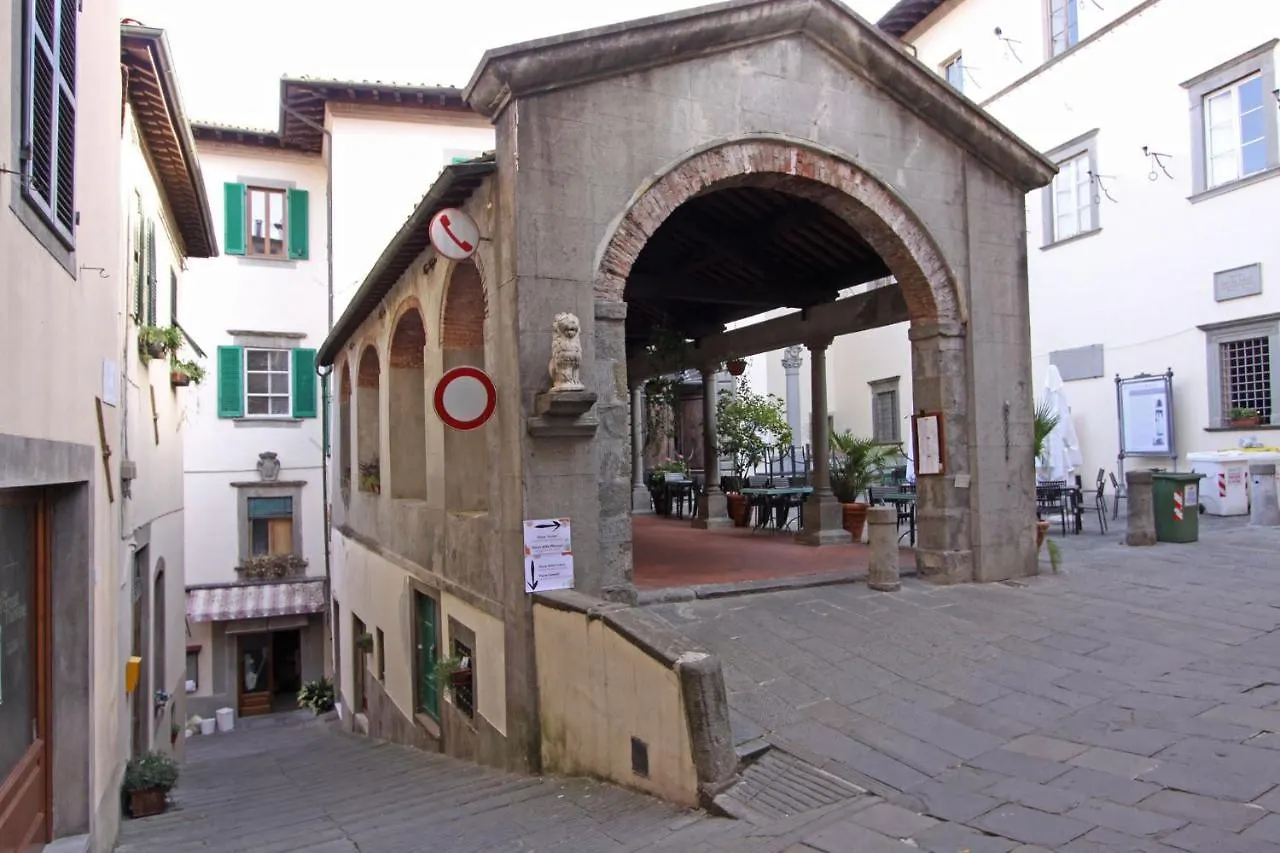 Palazzo Due Sorelle - Giardino Barga Italy