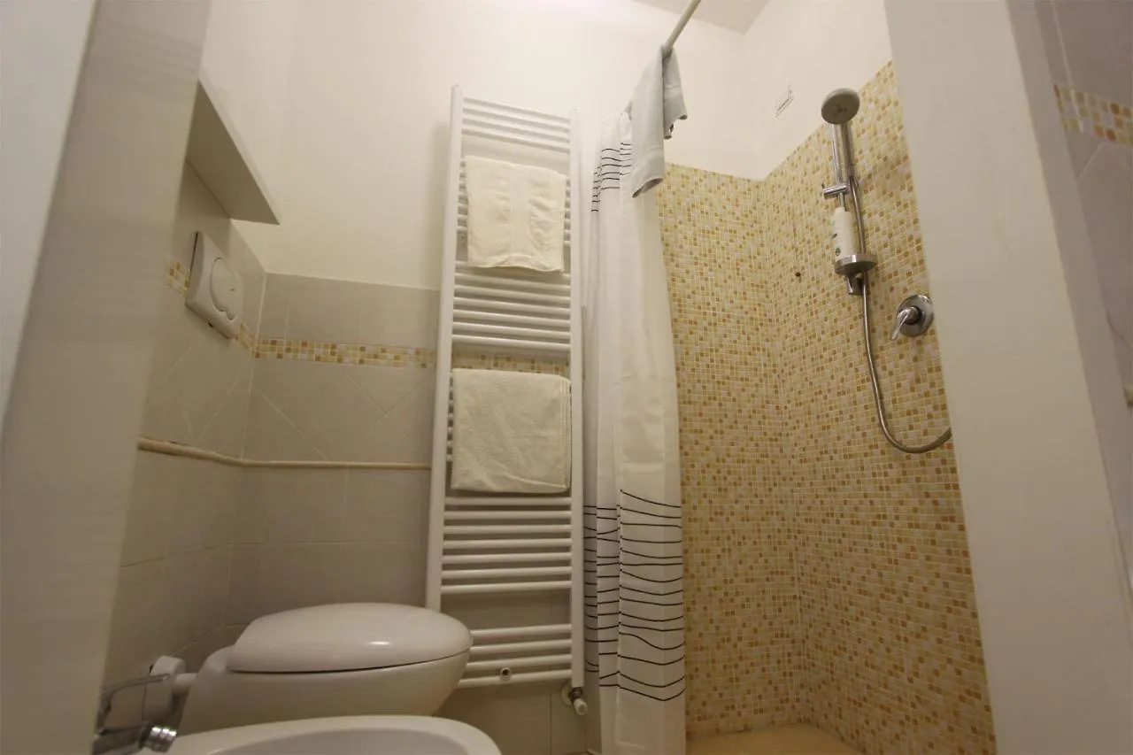 Palazzo Due Sorelle - Giardino Barga Apartment
